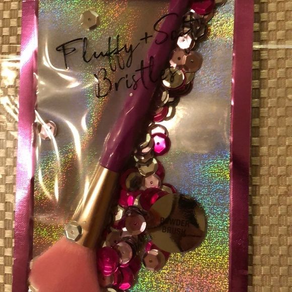 NWT  Smoke and mirrors cosmeticsPowder brush fluffy and soft bristles - Picture 1 of 2